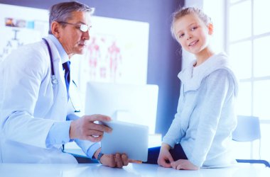 Küçük tatlı bir kız ve hastanedeki doktorunun portresi.