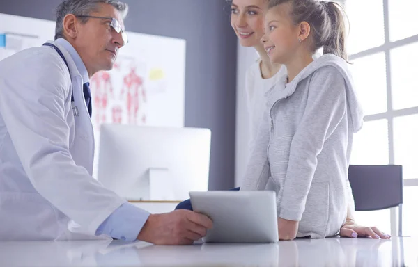 Petite fille avec sa mère chez un médecin sur consultation — Photo