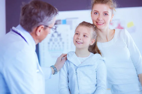 Klein meisje met haar moeder op consult bij een dokter — Stockfoto