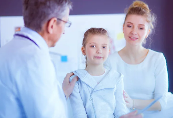 Niña con su madre en un médico en consulta —  Fotos de Stock