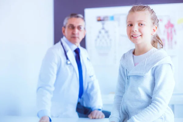 Egy aranyos kislány és az orvosa portréja a kórházból. — Stock Fotó
