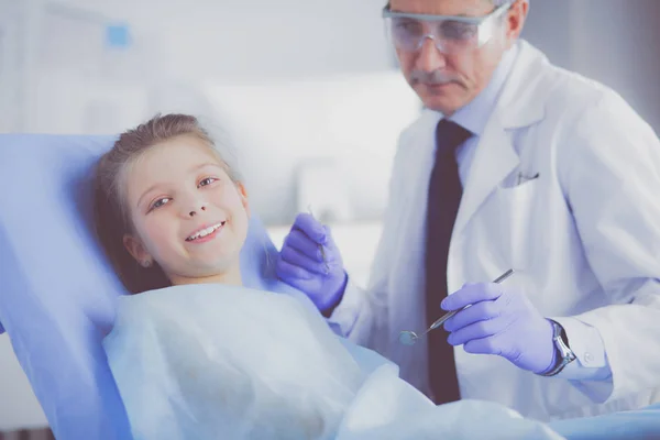 Mała dziewczynka siedzi w gabinecie dentystycznym — Zdjęcie stockowe