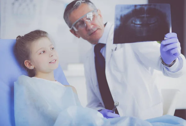 Niña sentada en el consultorio de dentistas — Foto de Stock