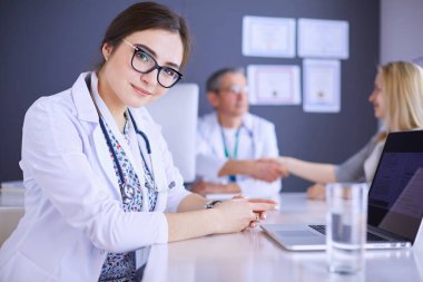 Doktor ve hasta masada otururken bir şey tartışıyorlar. İlaç ve sağlık hizmetleri kavramı