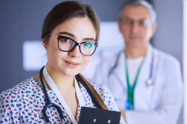 Un team medico di medici, uomini e donne, in carica — Foto Stock