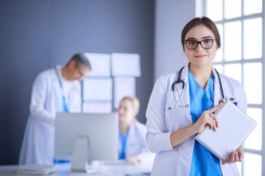 Hastane lobisinde tablet bilgisayar kullanan kadın doktor.