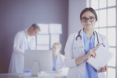 Hastane lobisinde tablet bilgisayar kullanan kadın doktor.