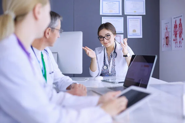 밝은 사무실에서 노트북을 사용하는 진지 한 의료 팀 — 스톡 사진