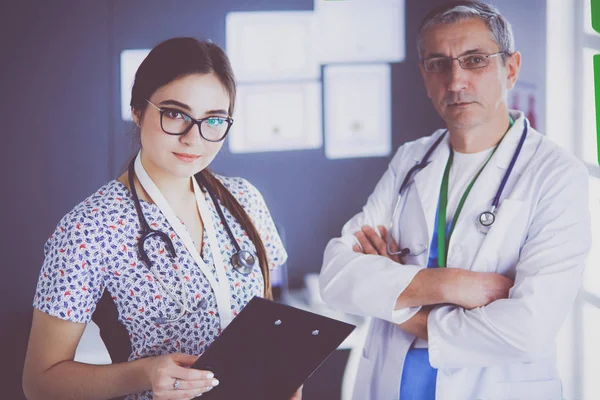 Un team medico di medici, uomini e donne, in carica — Foto Stock