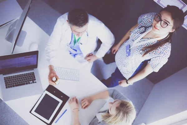 Doctor y paciente discutiendo algo mientras están sentados en la mesa. Concepto de medicina y salud —  Fotos de Stock