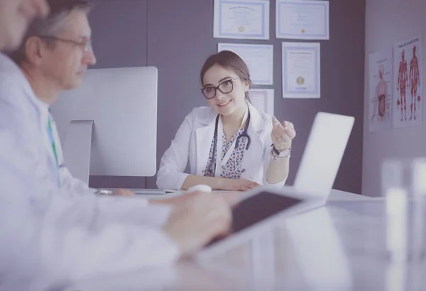Seriöses Ärzteteam mit Laptop in hellem Büro — Stockfoto