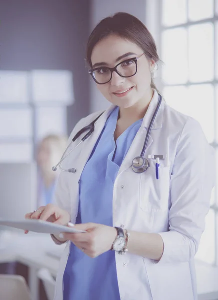 Ärztin benutzt Tablet-Computer in Krankenhauslobby — Stockfoto