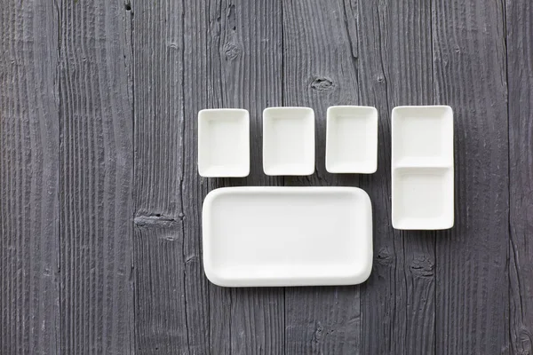 Espárragos frescos servidos en plato blanco con mortero sobre fondo rústico de mesa de madera, vista superior. —  Fotos de Stock