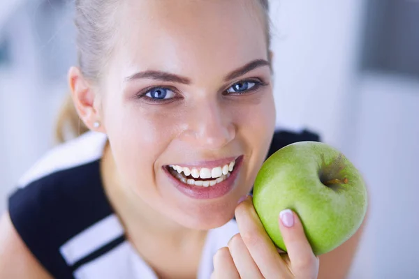 Nahaufnahme Porträt einer gesunden lächelnden Frau mit grünem Apfel. — Stockfoto