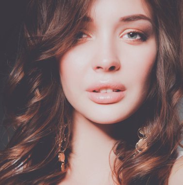 Güzel genç kadın yüzünün yakın portresi. Beyaz arkaplanda izole.