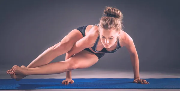 Germe egzersiz yoga yaparken spor kız portresi — Stok fotoğraf