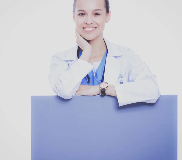 Una doctora con una cartelera en blanco —  Fotos de Stock