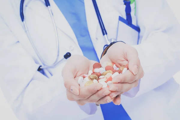 Arzt hält Drogenhaufen in der Hand — Stockfoto