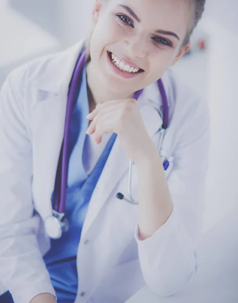 Gros plan Portrait d'une femme médecin amicale avec stéthoscope souriant à la caméra. — Photo