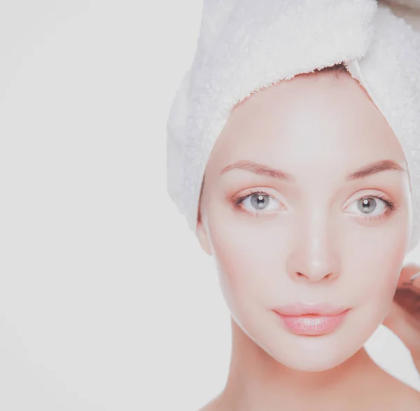 Portret van mooi meisje raakt haar gezicht met een handdoek op hoofd — Stockfoto