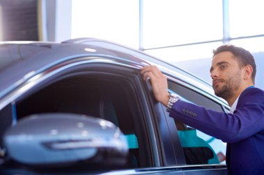 yatakta uyuyan güzel genç sarışın kadın