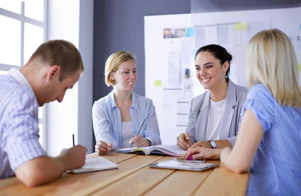 Jongeren studeren met boeken op hun bureau. Mooie vrouwen en mannen die samenwerken. — Stockfoto