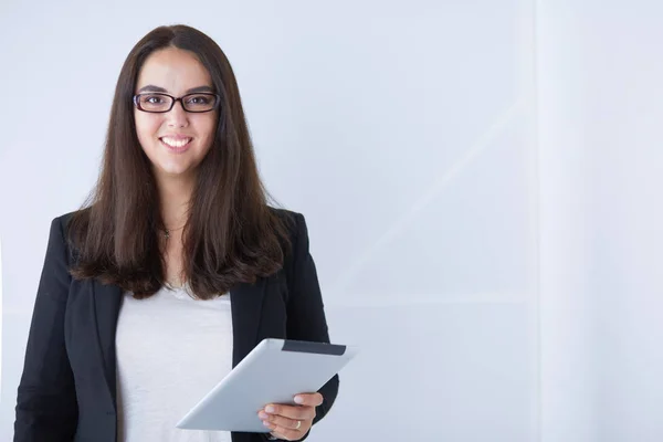 Ritratto di giovane donna d'affari sorridente con tablet digitale in mano . — Foto Stock