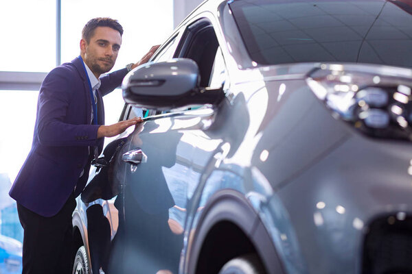 красивая молодая блондинка спит в постели
