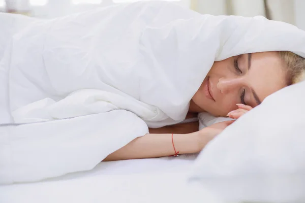 Mulher bonita deitada em sua cama em casa — Fotografia de Stock