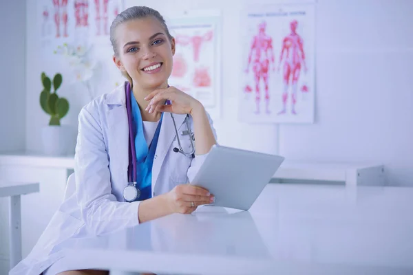 Ritratto di medico donna amichevole con stetoscopio sorridente alla macchina fotografica. — Foto Stock