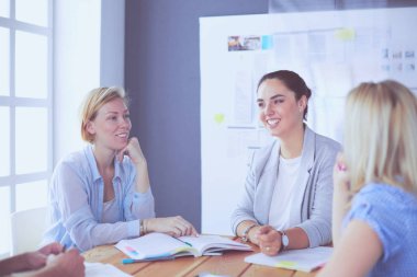 Masada kitaplarla çalışan gençler. Güzel kadınlar ve erkekler birlikte çalışıyor..