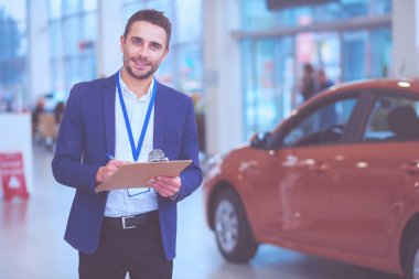 yatakta uyuyan güzel genç sarışın kadın