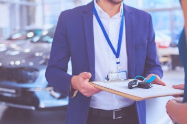 yatakta uyuyan güzel genç sarışın kadın