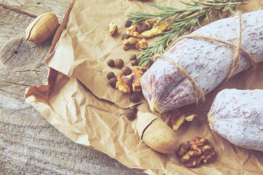 İtalyan salamı, deniz tuzu, biberiye, sarımsak ve fındık. Kırsal tarzda. Üst görünüm.