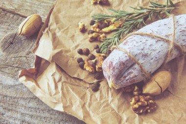 İtalyan salamı, deniz tuzu, biberiye, sarımsak ve fındık. Kırsal tarzda. Üst görünüm.