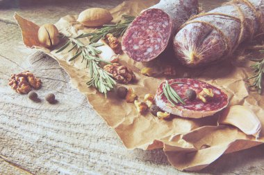 İtalyan salamı, deniz tuzu, biberiye, sarımsak ve fındık. Kırsal tarzda. Kapat..