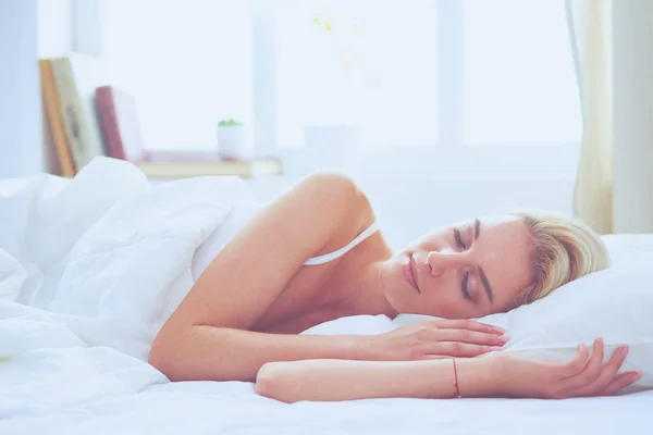 Mujer bonita acostada en su cama en casa — Foto de Stock