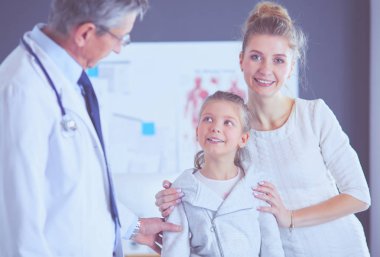 Annesiyle birlikte küçük çocuklar danışmanlık için doktora gitmişler.