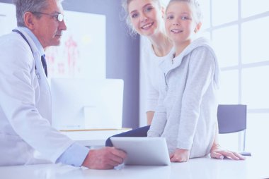 Küçük tatlı bir kız ve hastanedeki doktorunun portresi.