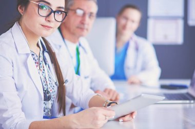 Doktor ve hasta masada otururken bir şey tartışıyorlar. İlaç ve sağlık hizmetleri kavramı