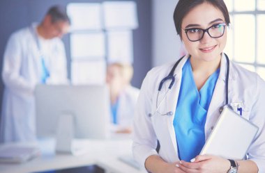 Hastane lobisinde tablet bilgisayar kullanan kadın doktor.