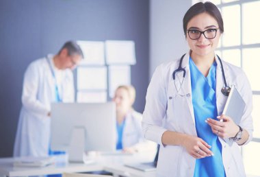 Hastane lobisinde tablet bilgisayar kullanan kadın doktor.