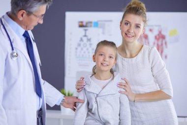 Annesiyle birlikte küçük çocuklar danışmanlık için doktora gitmişler.