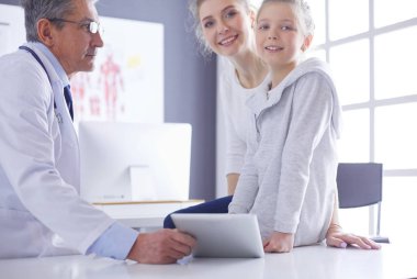 Küçük tatlı bir kız ve hastanedeki doktorunun portresi.