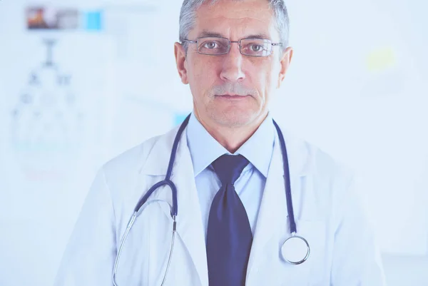 Man dokter schrijft notities op het klembord in het ziekenhuis — Stockfoto