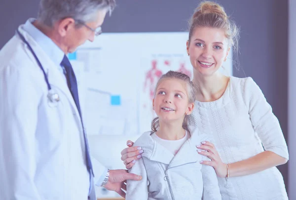 Filhinhos com sua mãe em um médico em consulta — Fotografia de Stock