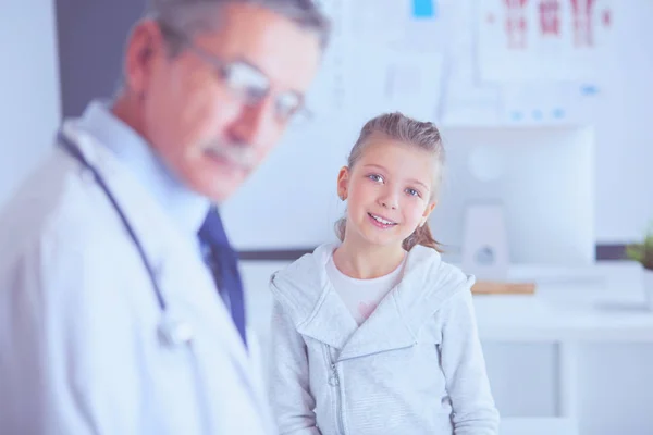 Kleine kinderen met haar moeder op consult bij een dokter — Stockfoto