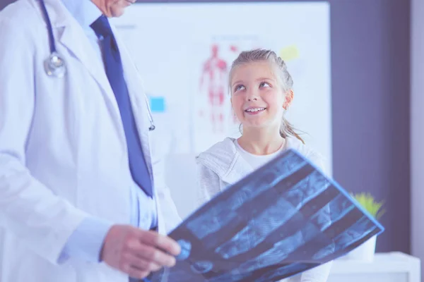 Niña con su madre en un médico en consulta —  Fotos de Stock