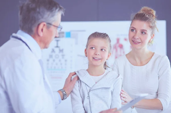 Little girl with her mother at a doctor on consultation — Stock Photo, Image