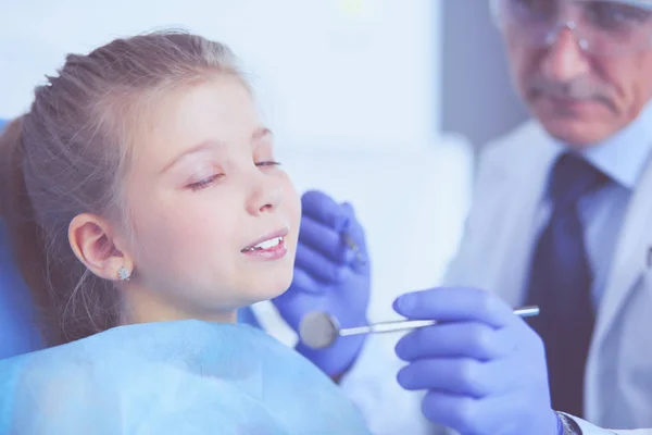 Niña sentada en el consultorio de dentistas — Foto de Stock